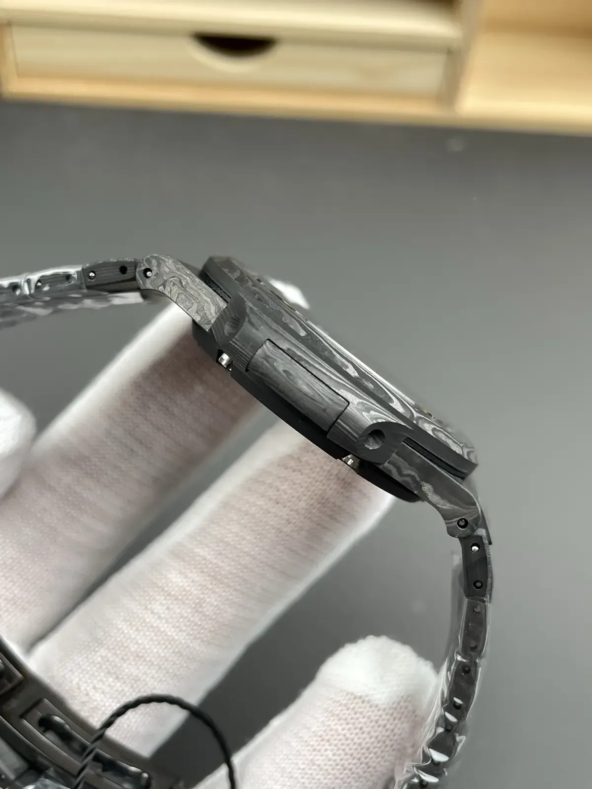 DIW碳纤维鹦鹉螺5711改装表：轻量化+黑化机芯有多毒？