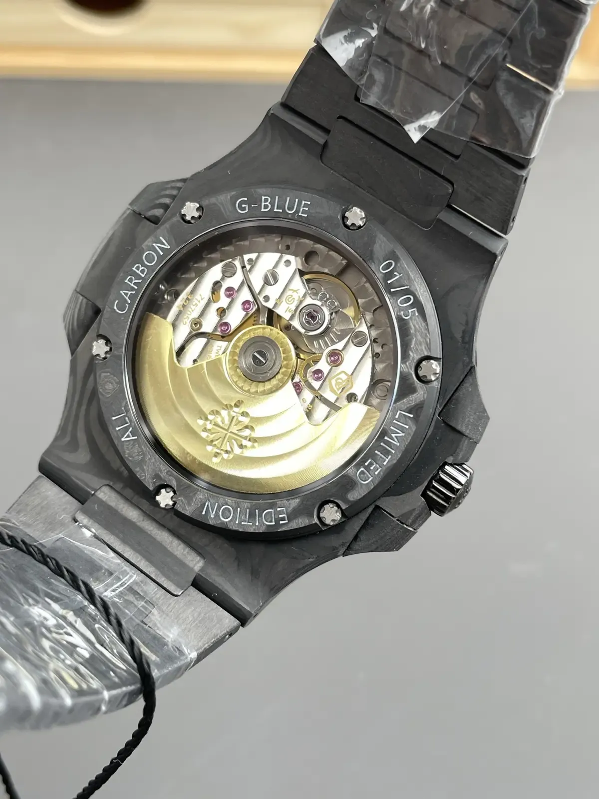 DIW碳纤维鹦鹉螺5711改装表：轻量化+黑化机芯有多毒？