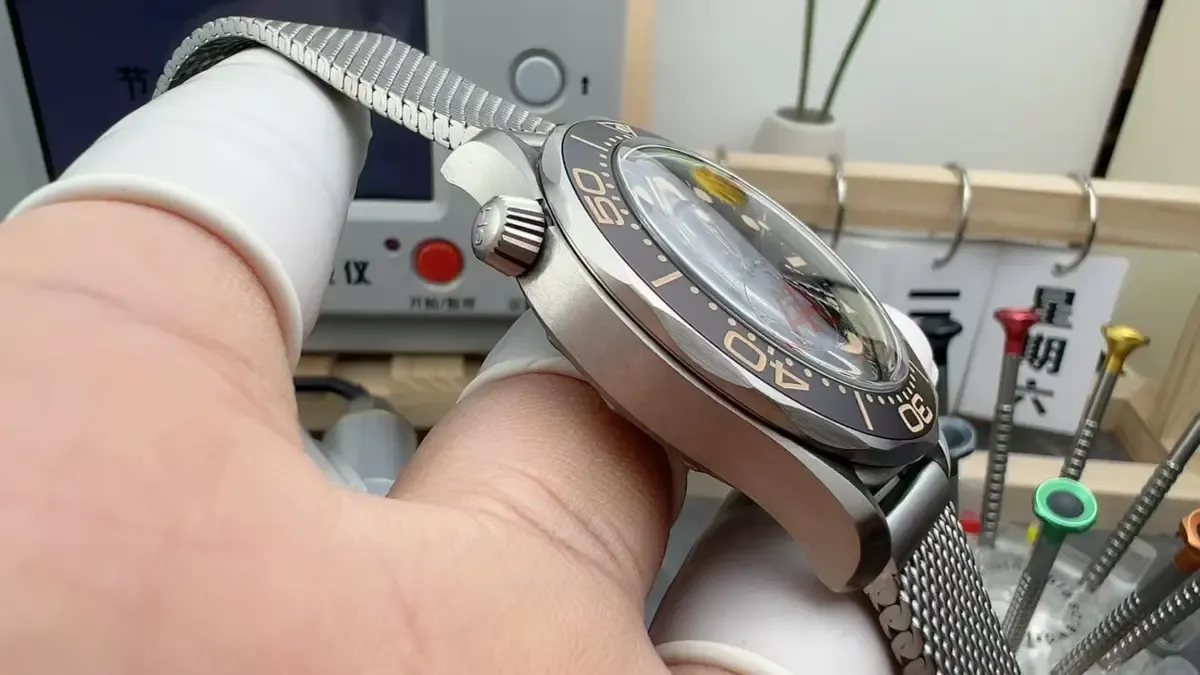 VS厂欧米茄无暇赴死深度评测：8806机芯+钛合金网状带