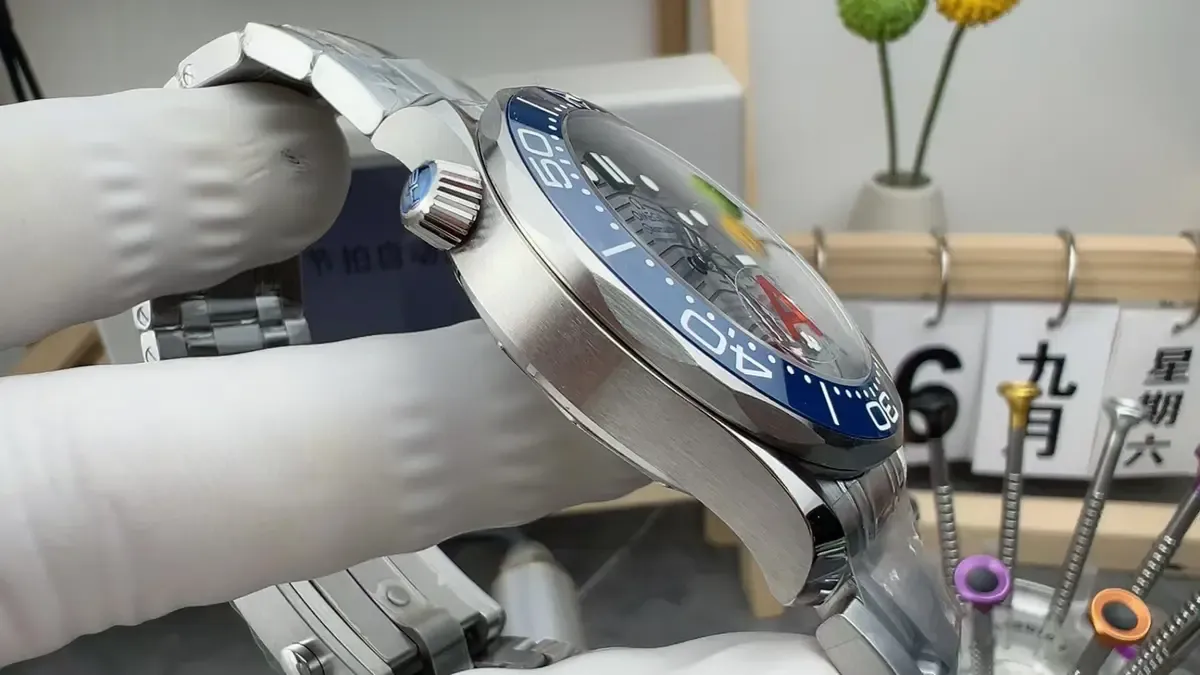 VS厂欧米茄海马300米评测：蓝陶瓷灰盘还原度有多高？