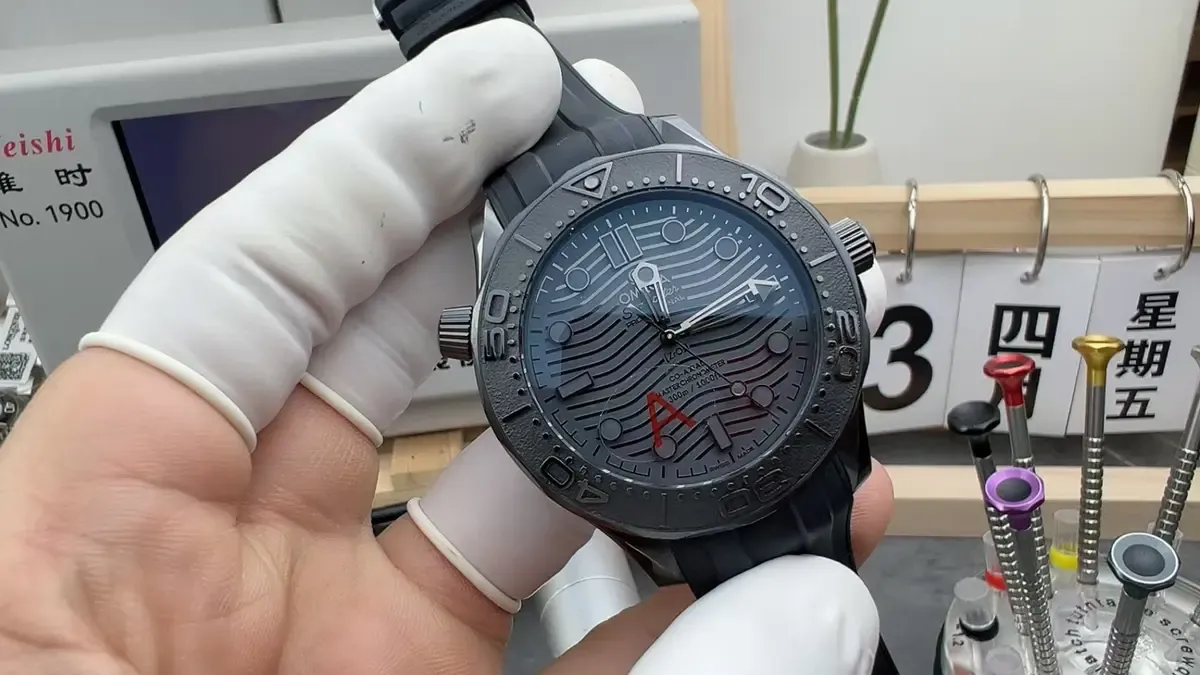 VS厂欧米茄海马300黑武士评测：全陶瓷黑化设计有多酷？