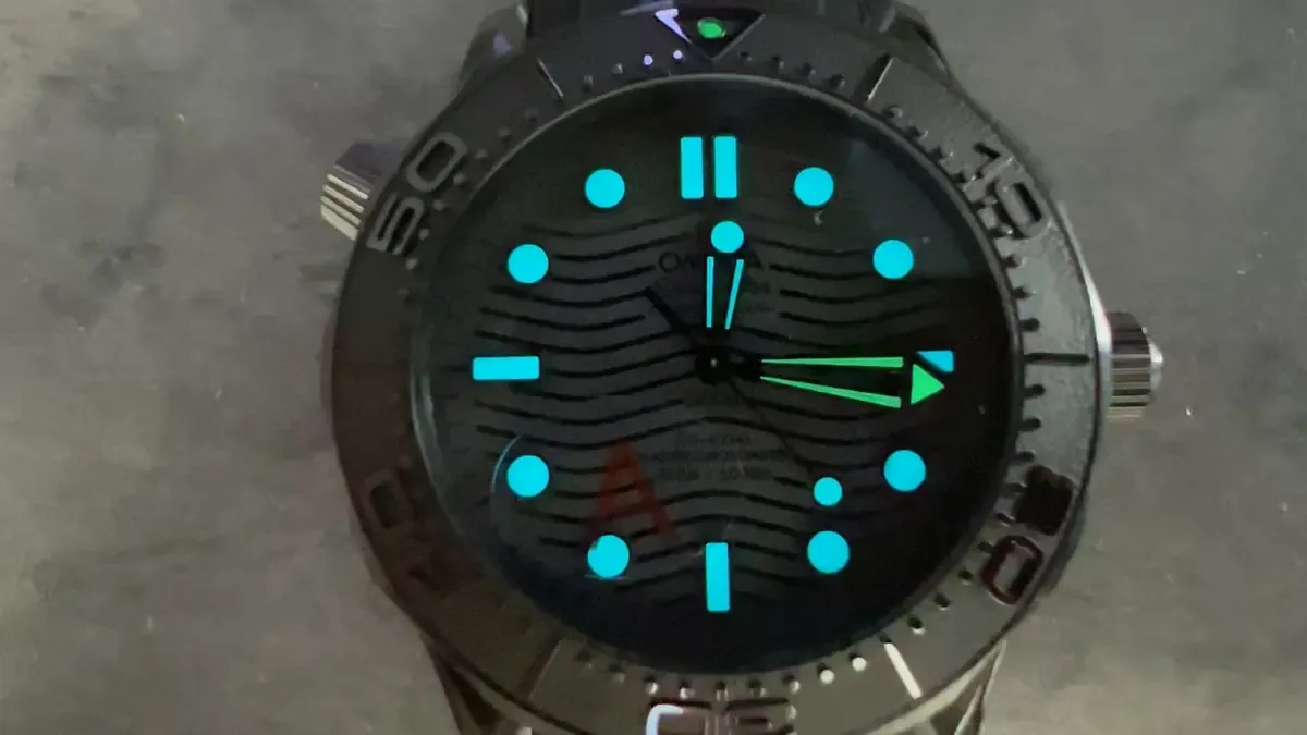 VS厂欧米茄海马300黑武士评测：全陶瓷黑化设计有多酷？