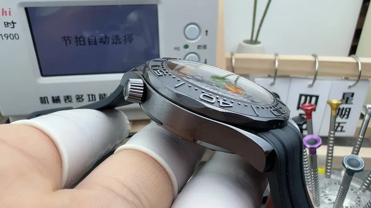 VS厂欧米茄海马300黑武士评测：全陶瓷黑化设计有多酷？