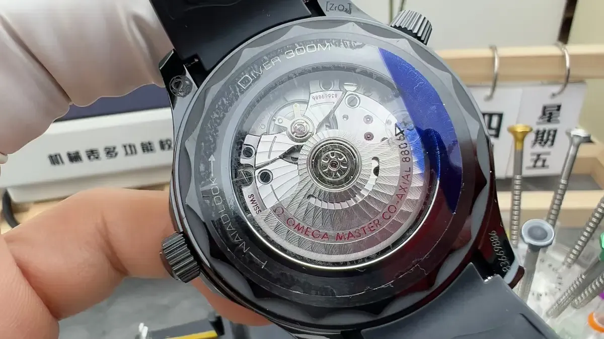 VS厂欧米茄海马300黑武士评测：全陶瓷黑化设计有多酷？