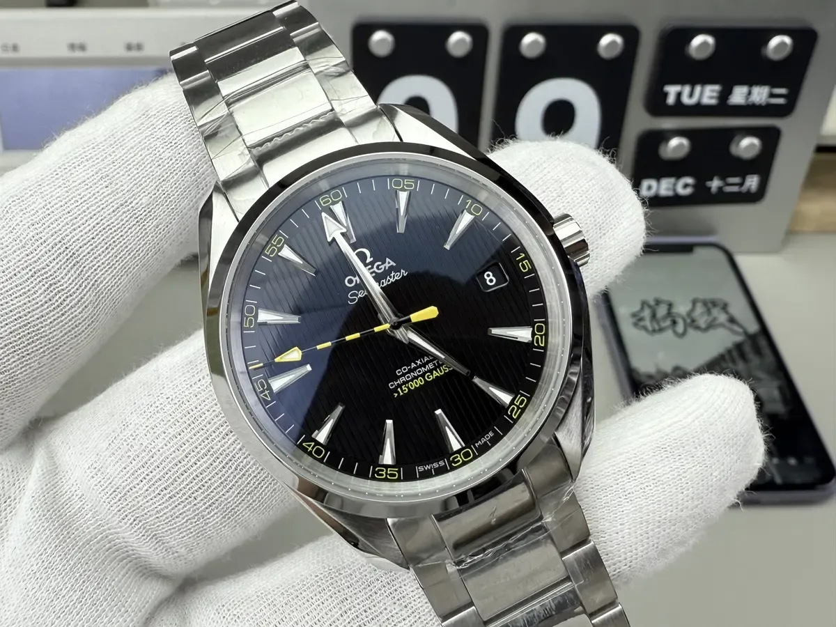 黑盘黄针的视觉冲击：VS厂欧米茄大黄蜂盘面细节全解析