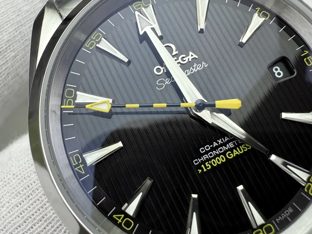 黑盘黄针的视觉冲击：VS厂欧米茄大黄蜂盘面细节全解析