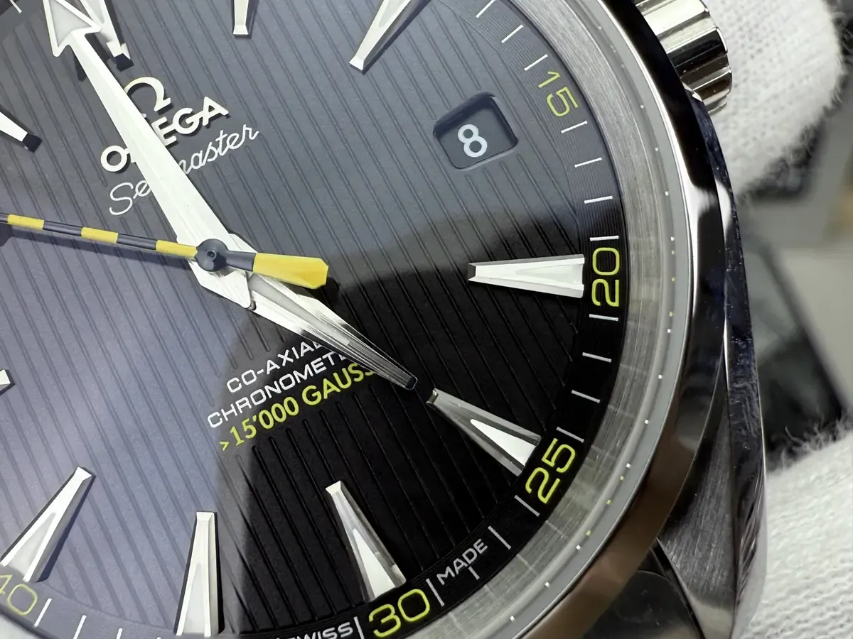 黑盘黄针的视觉冲击：VS厂欧米茄大黄蜂盘面细节全解析