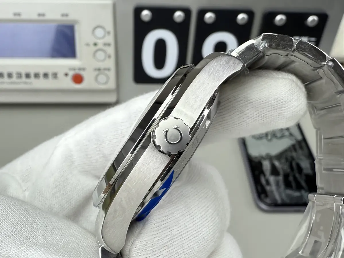 黑盘黄针的视觉冲击：VS厂欧米茄大黄蜂盘面细节全解析