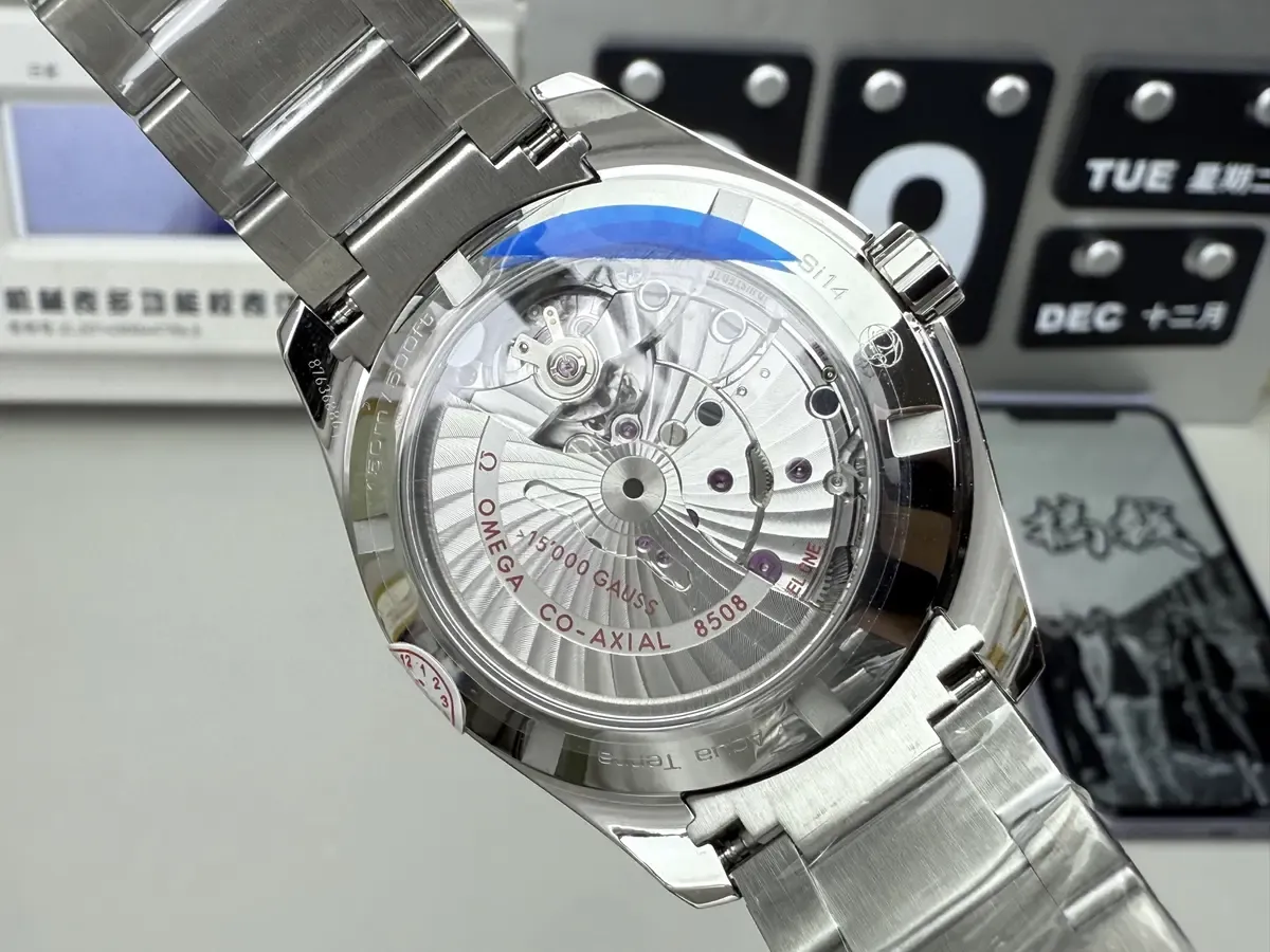 黑盘黄针的视觉冲击：VS厂欧米茄大黄蜂盘面细节全解析