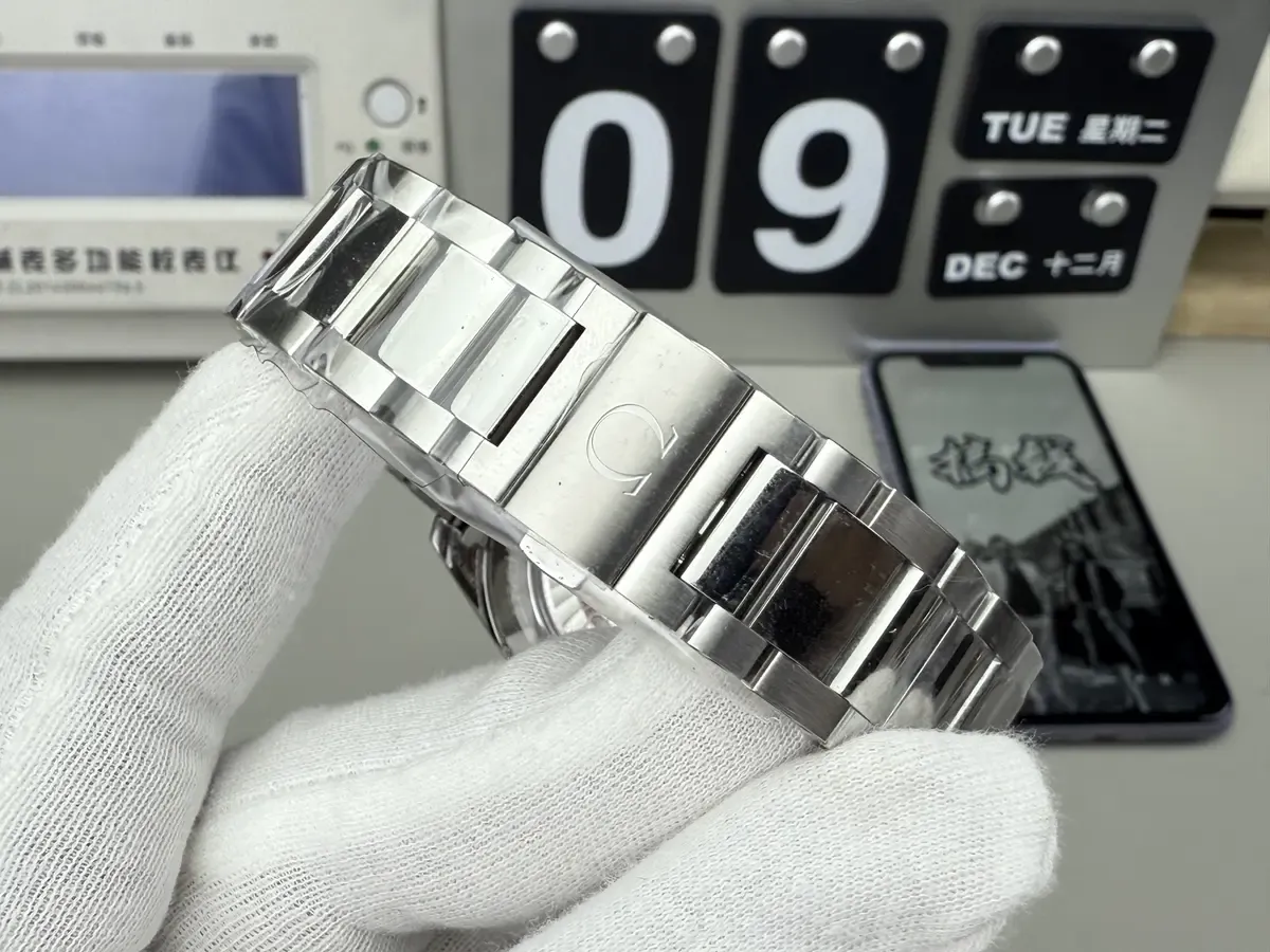 黑盘黄针的视觉冲击：VS厂欧米茄大黄蜂盘面细节全解析