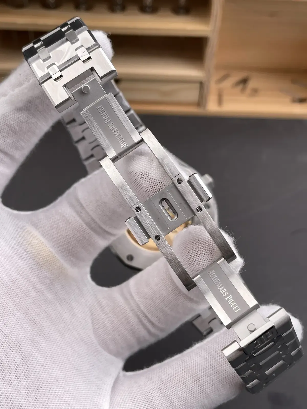 APS厂爱彼15400开箱：从表壳打磨到表带贴合度，逐一细看