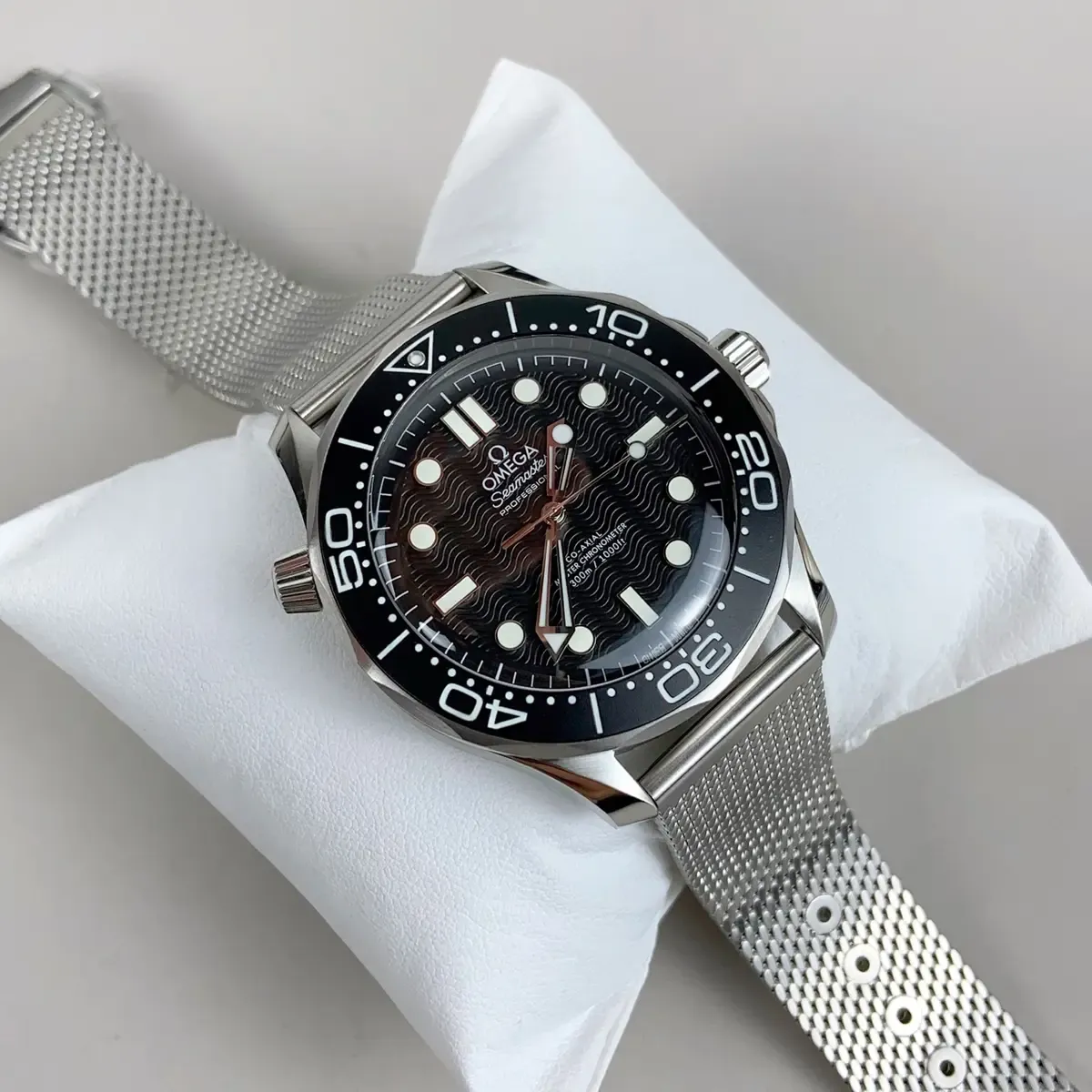 VS厂新款“无历”海马300测评，从外观到机芯值不值入手？