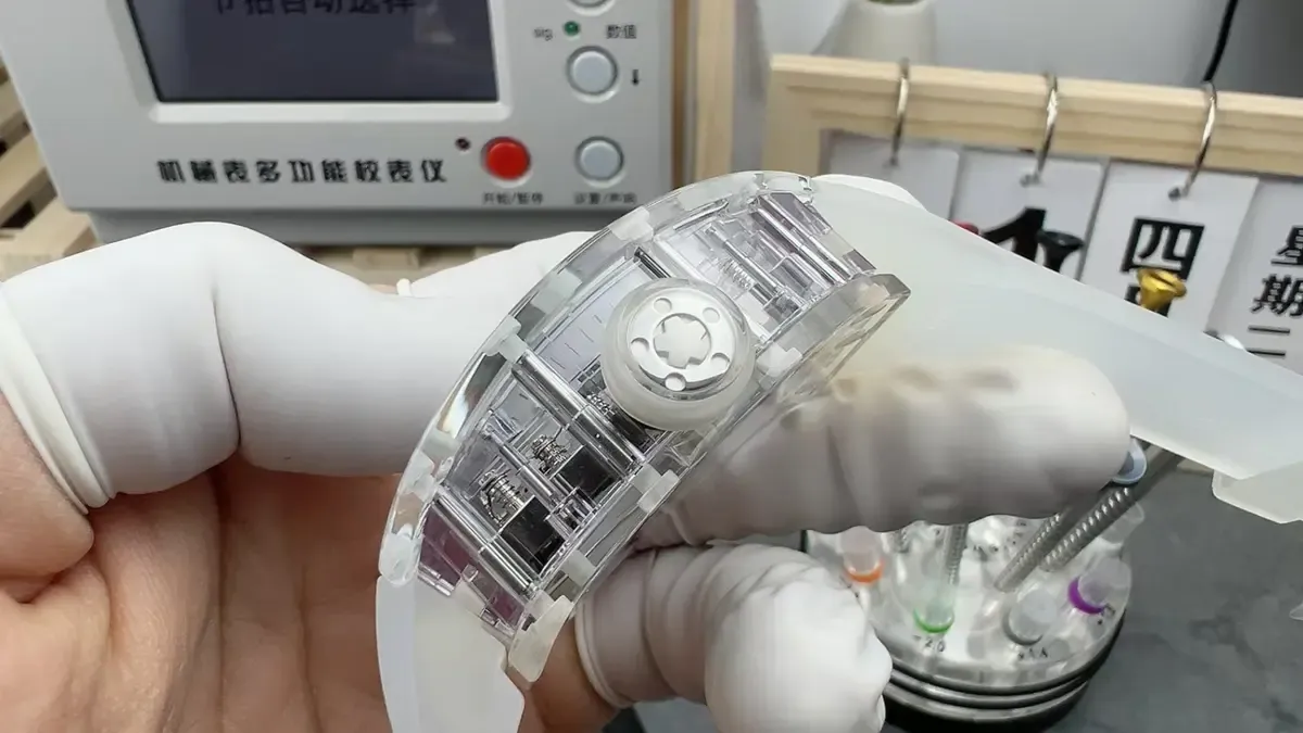 EUR理查德RM056雪琉璃陀飞轮上手：蓝宝石表壳的透明美学