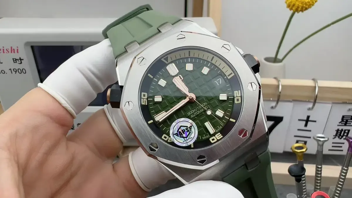 重174克！APS厂爱彼15720牛油果绿详细参数与做工全解析。