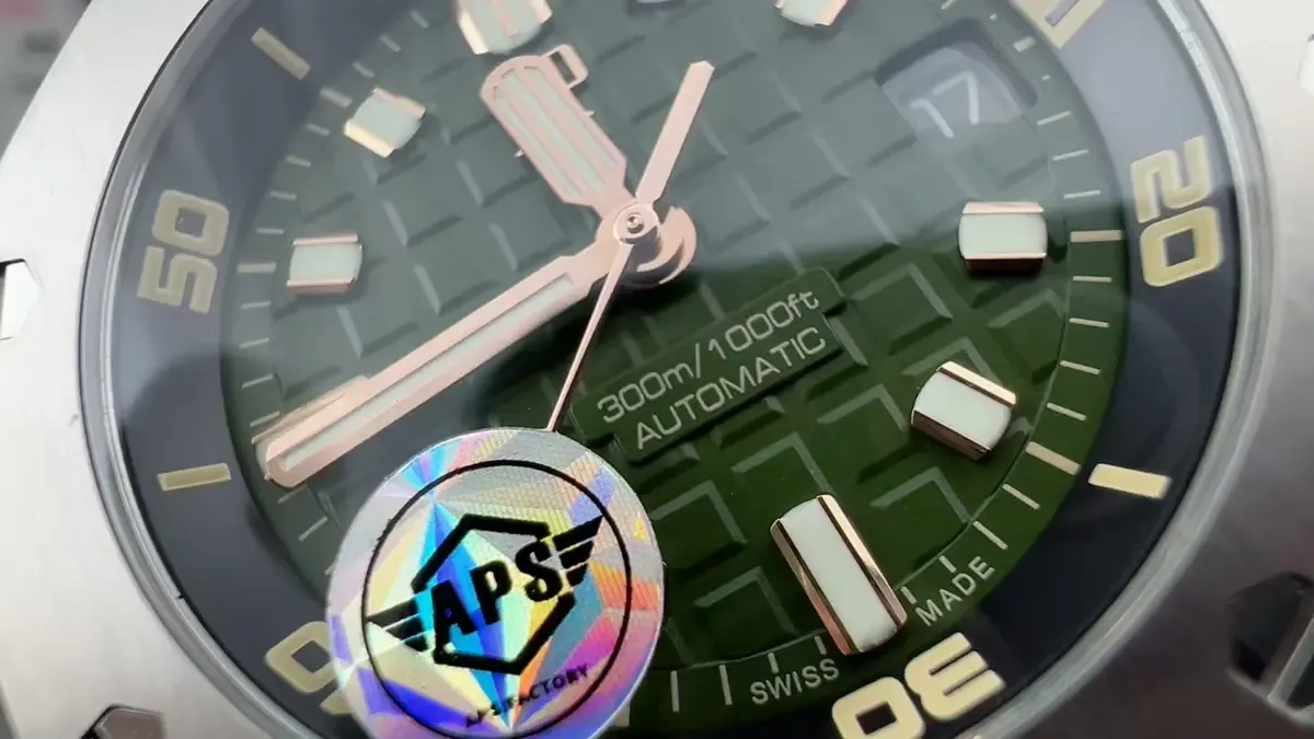 重174克！APS厂爱彼15720牛油果绿详细参数与做工全解析。