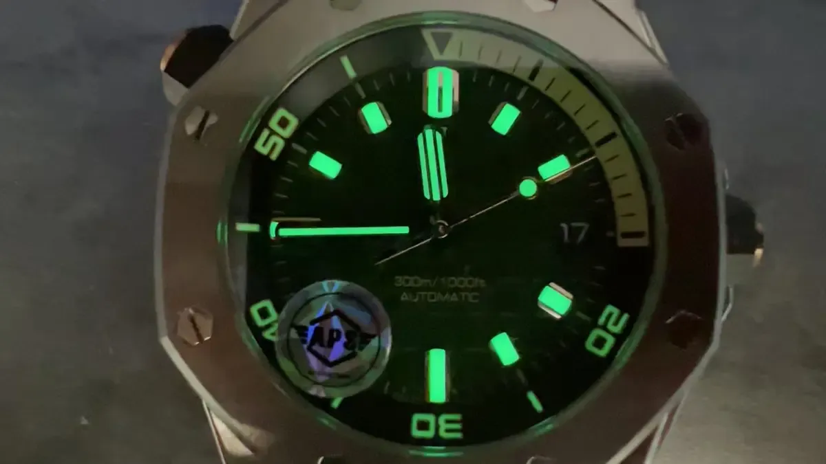 重174克！APS厂爱彼15720牛油果绿详细参数与做工全解析。