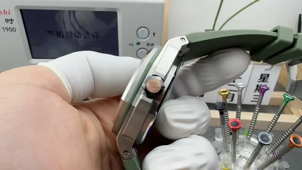 重174克！APS厂爱彼15720牛油果绿详细参数与做工全解析。