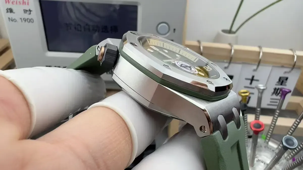 重174克！APS厂爱彼15720牛油果绿详细参数与做工全解析。