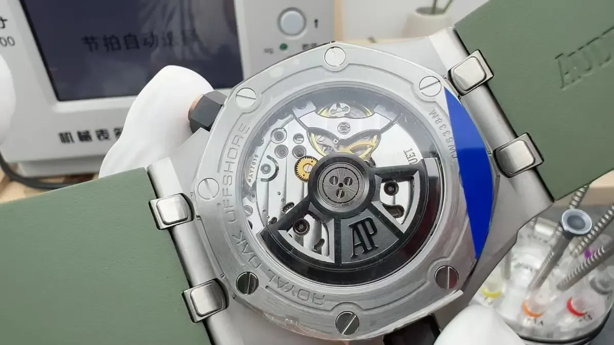 重174克！APS厂爱彼15720牛油果绿详细参数与做工全解析。