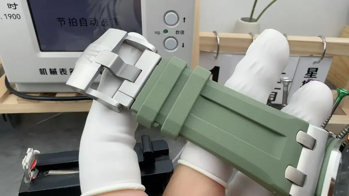 重174克！APS厂爱彼15720牛油果绿详细参数与做工全解析。