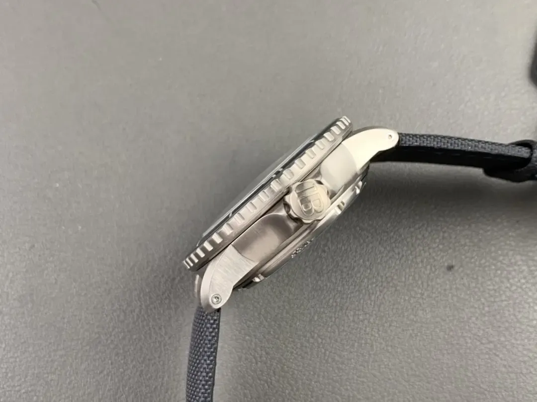 潜水表玩家的终极之选？ZF厂五十噚蓝盘钛壳，是否值得闭眼入？