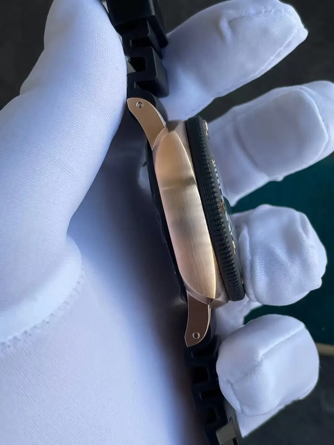 VS厂沛纳海1070红金碳纤维实测，硬汉表也能轻盈上手