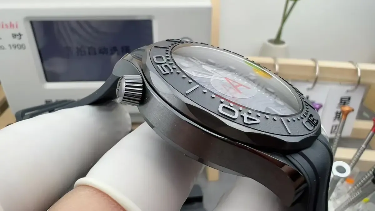 VS欧米茄黑武士8806一体机芯拆解，54小时动储硬核实测