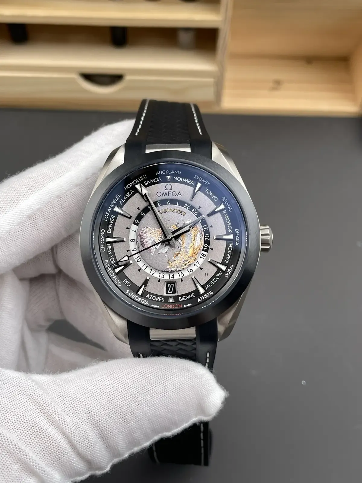 钛金属+世界时！VS欧米茄海马世界时钛版值不值得买？