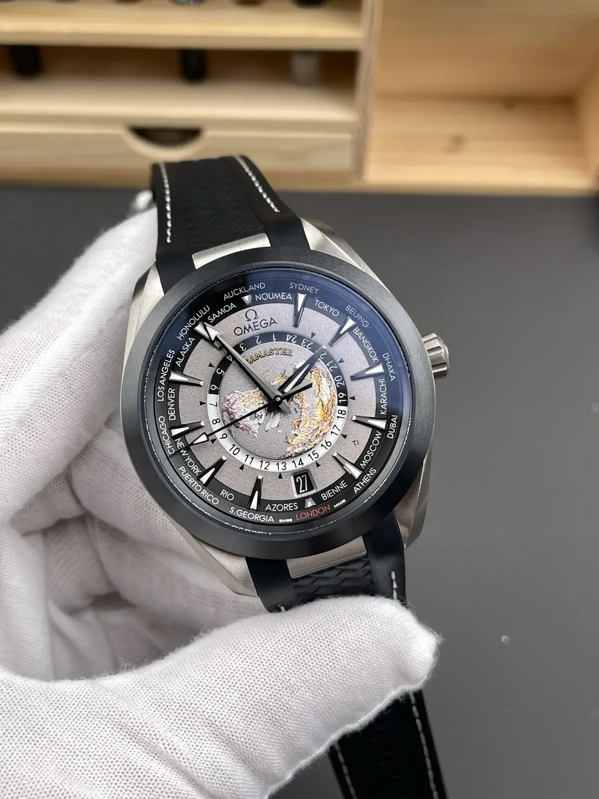 钛金属+世界时！VS欧米茄海马世界时钛版值不值得买？