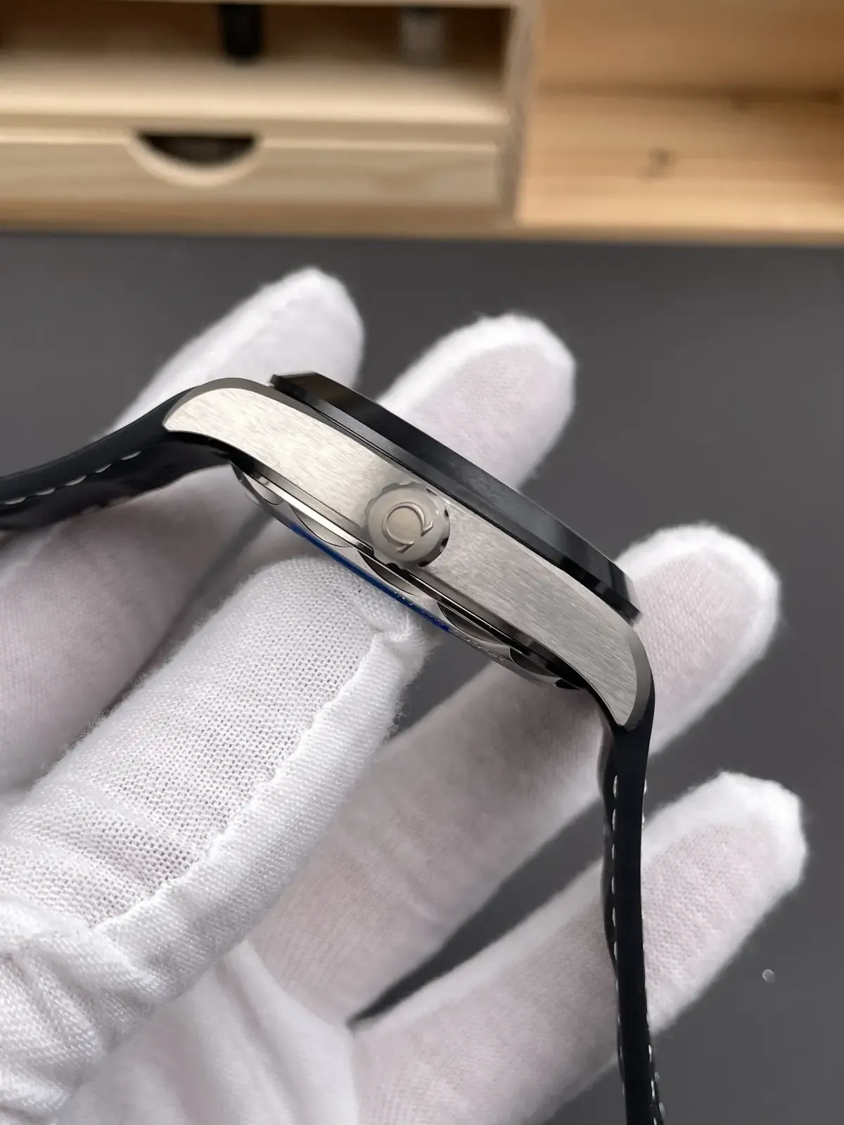 钛金属+世界时！VS欧米茄海马世界时钛版值不值得买？