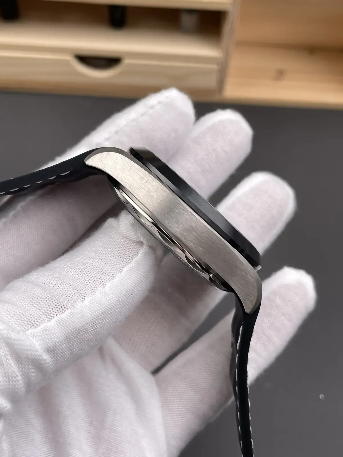 钛金属+世界时！VS欧米茄海马世界时钛版值不值得买？