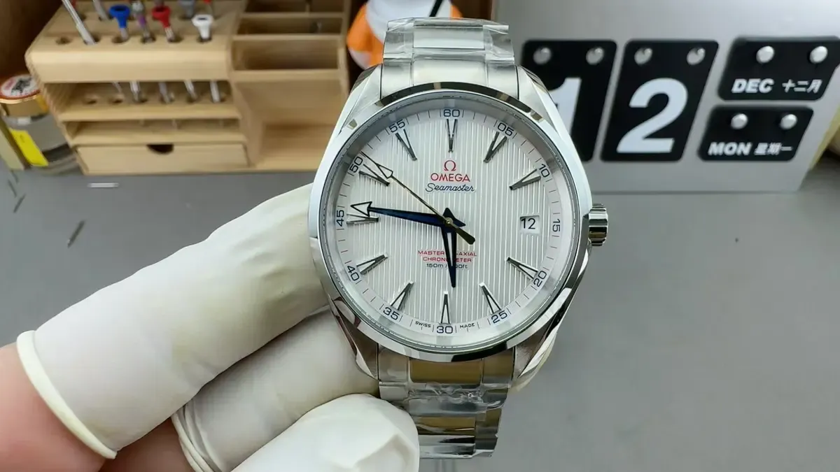 复刻表天花板？VS厂欧米茄海马150对比实测，8500机芯封神