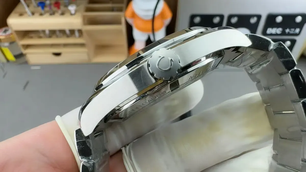 复刻表天花板？VS厂欧米茄海马150对比实测，8500机芯封神