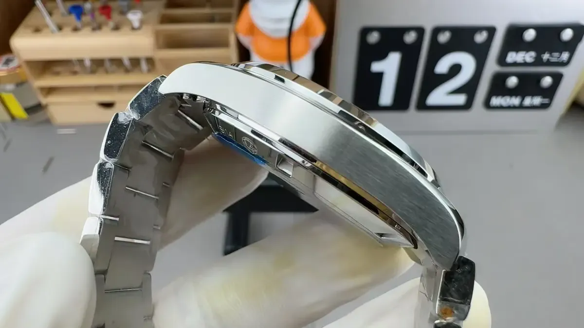 复刻表天花板？VS厂欧米茄海马150对比实测，8500机芯封神