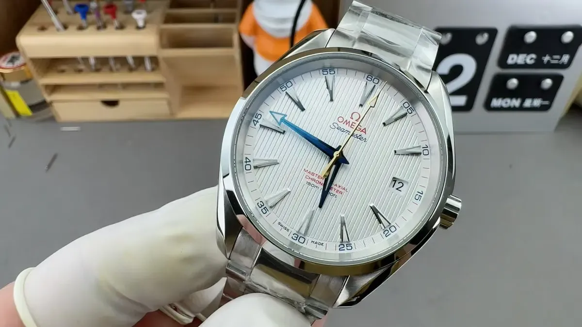 复刻表天花板？VS厂欧米茄海马150对比实测，8500机芯封神