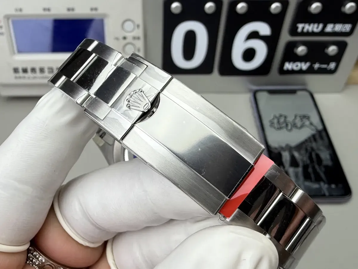 C厂迪通拿对比BT厂：4130机芯哪家强？深度解析