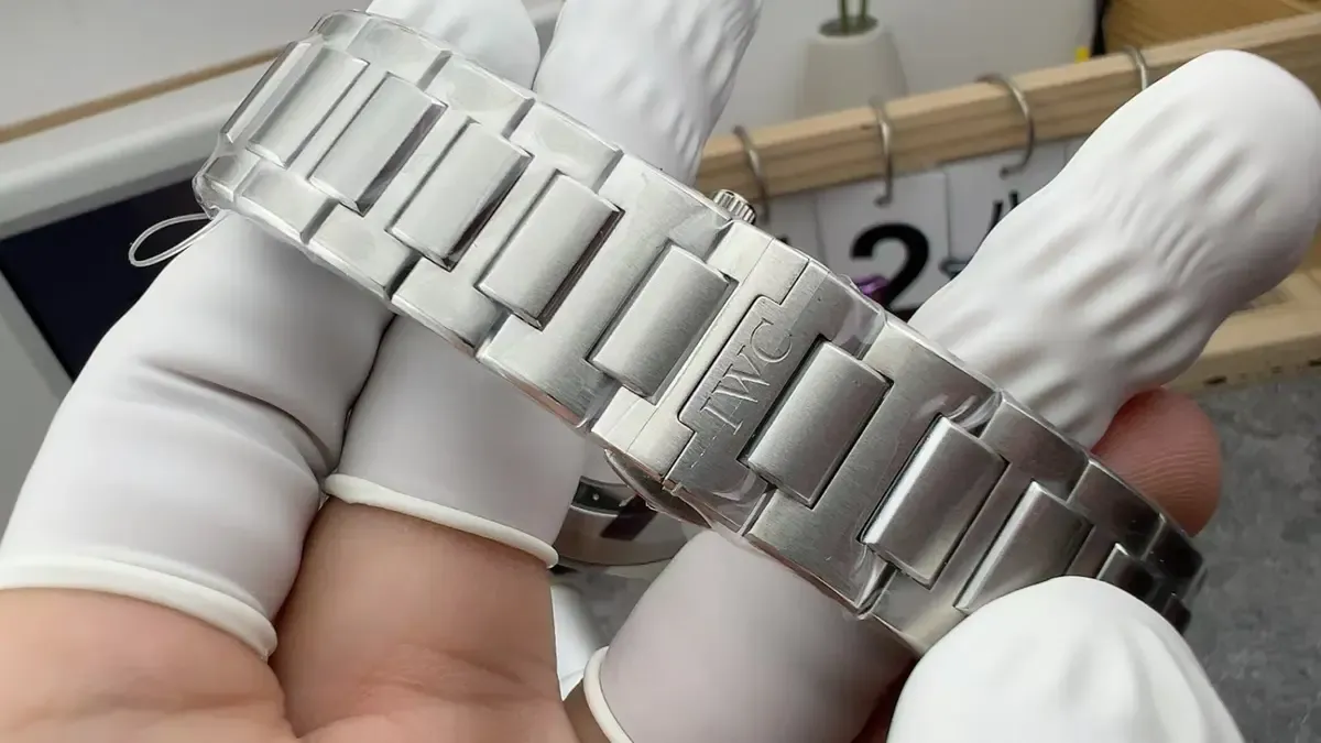 V7厂万国工程师盘面细节与三码合一标签（新手辨别要点）