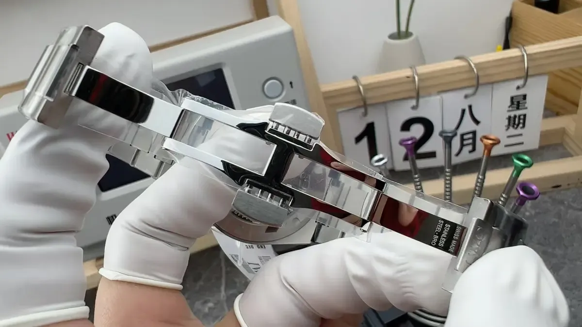 V7厂万国工程师盘面细节与三码合一标签（新手辨别要点）