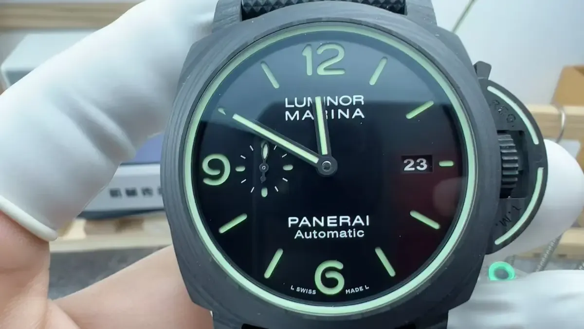 碳纤维+全夜光！VS 1118沛纳海到底有多酷？实拍解析来了！