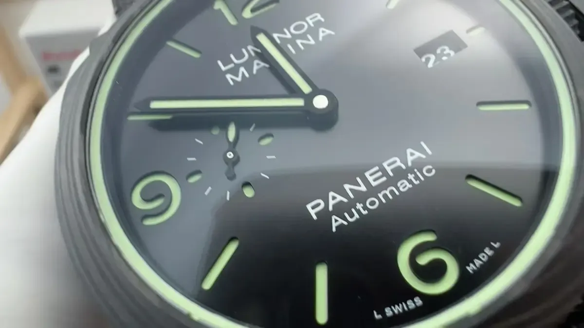 碳纤维+全夜光！VS 1118沛纳海到底有多酷？实拍解析来了！