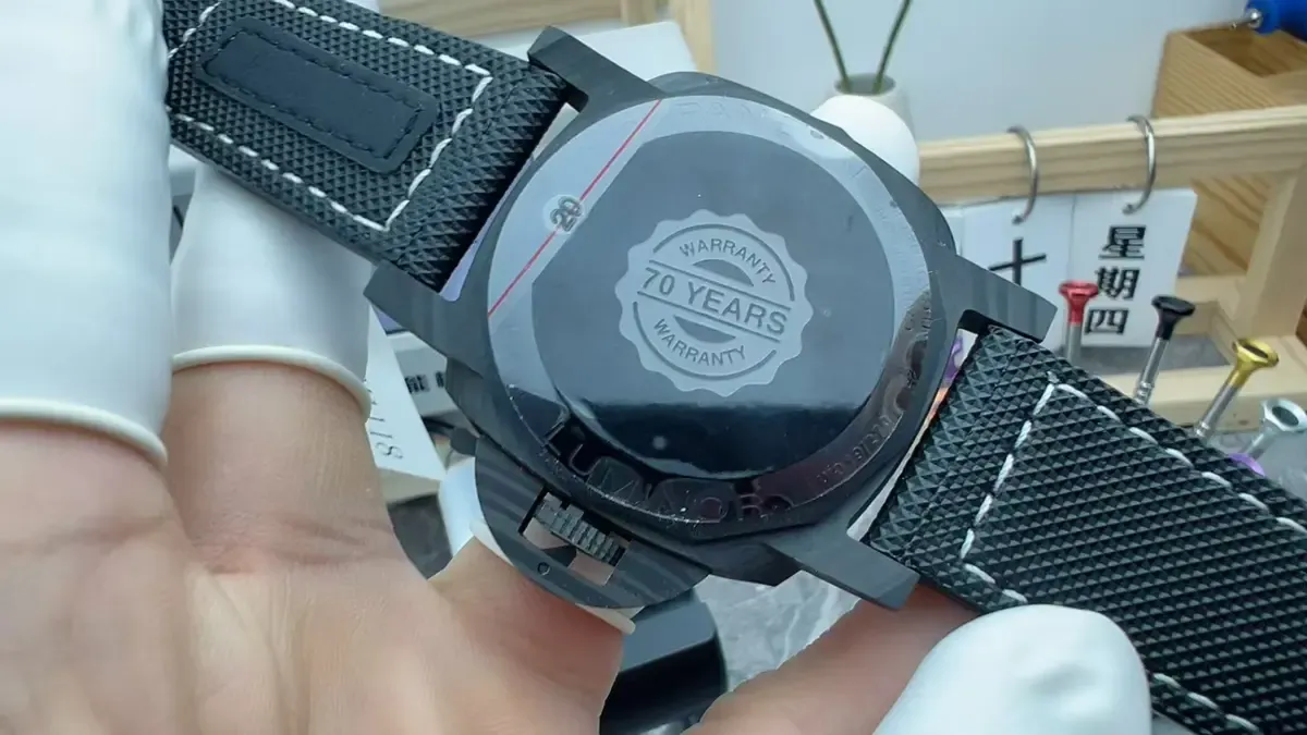 碳纤维+全夜光！VS 1118沛纳海到底有多酷？实拍解析来了！