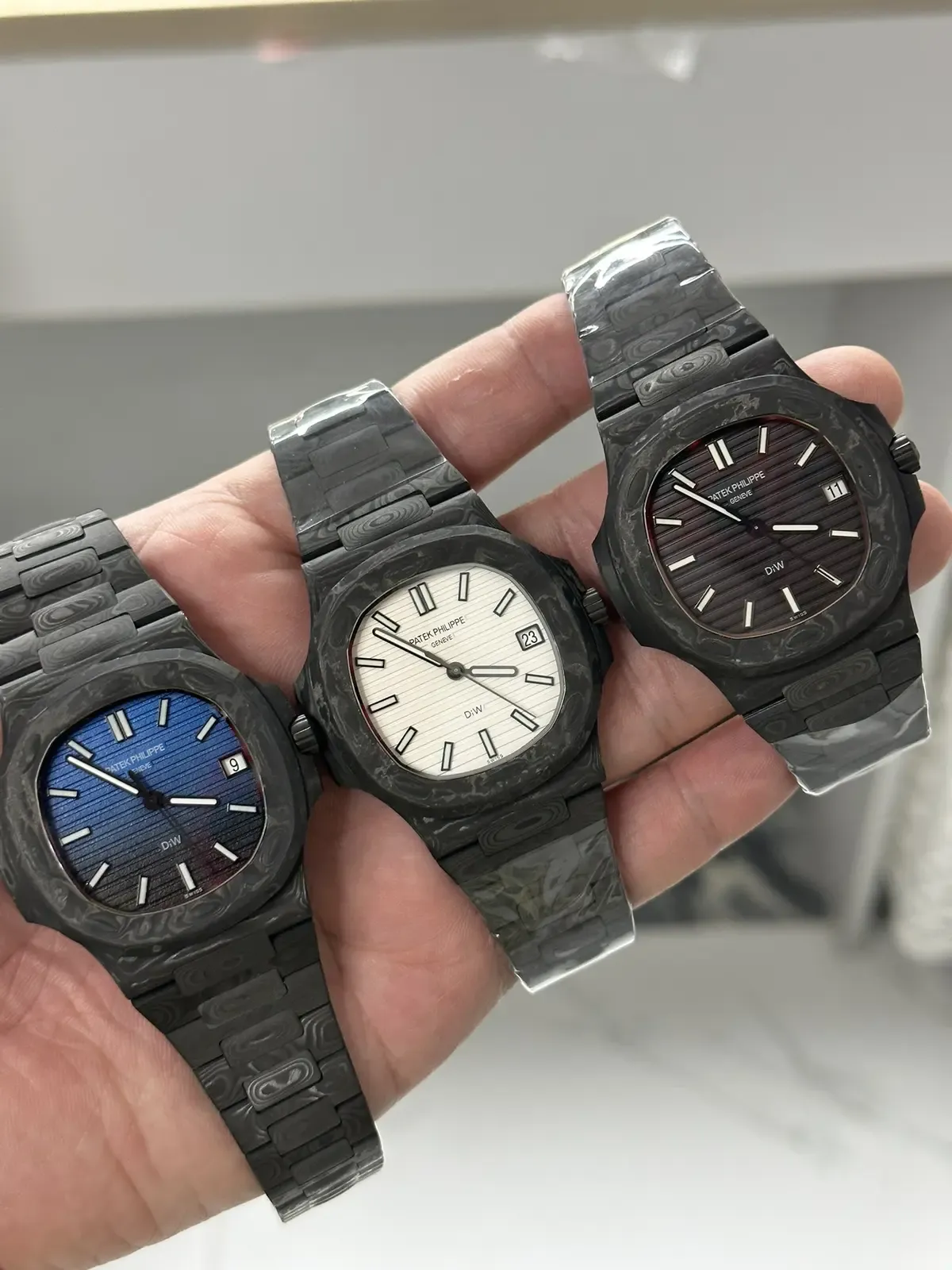 黑到发光！DIW全碳纤维改装百达翡丽5711，比原装轻35克太惊艳！