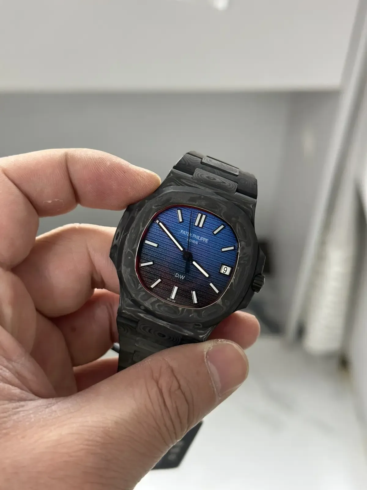 黑到发光！DIW全碳纤维改装百达翡丽5711，比原装轻35克太惊艳！