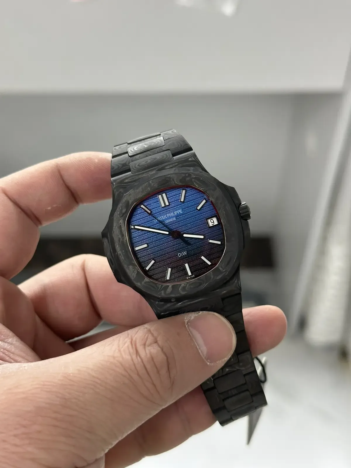 黑到发光！DIW全碳纤维改装百达翡丽5711，比原装轻35克太惊艳！