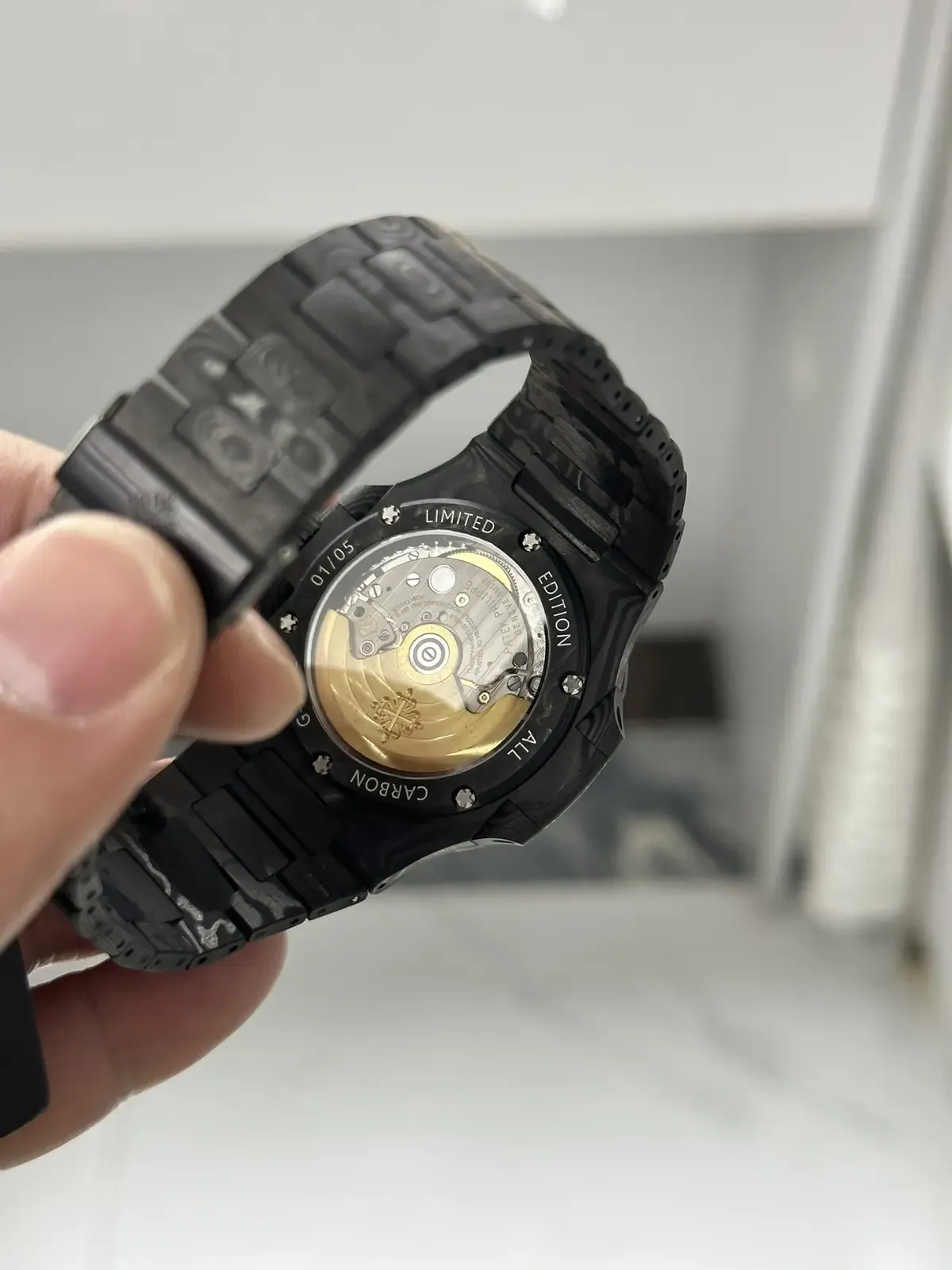 黑到发光！DIW全碳纤维改装百达翡丽5711，比原装轻35克太惊艳！