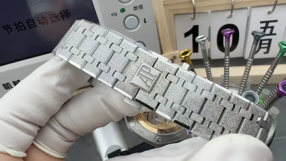 APS厂爱彼26240熊猫霜金真假对比：霜金工艺有多强？