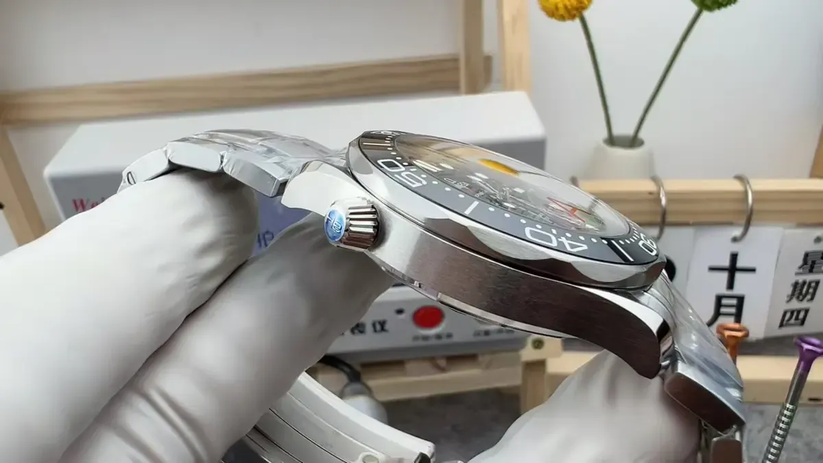 VS厂欧米茄海马300V3复刻表真假对比，一眼能看出假吗？