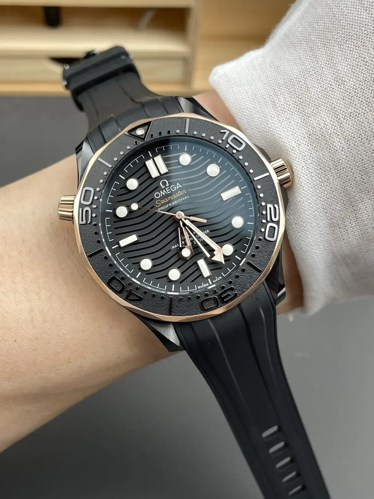 VS厂欧米茄海马300陶瓷墨金款细节全解析