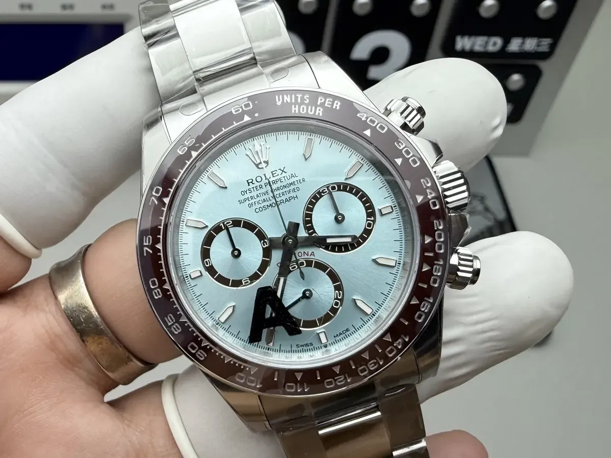 迪通拿天花板？VS厂冰蓝迪配重版：重量、细节、机芯一次看透！