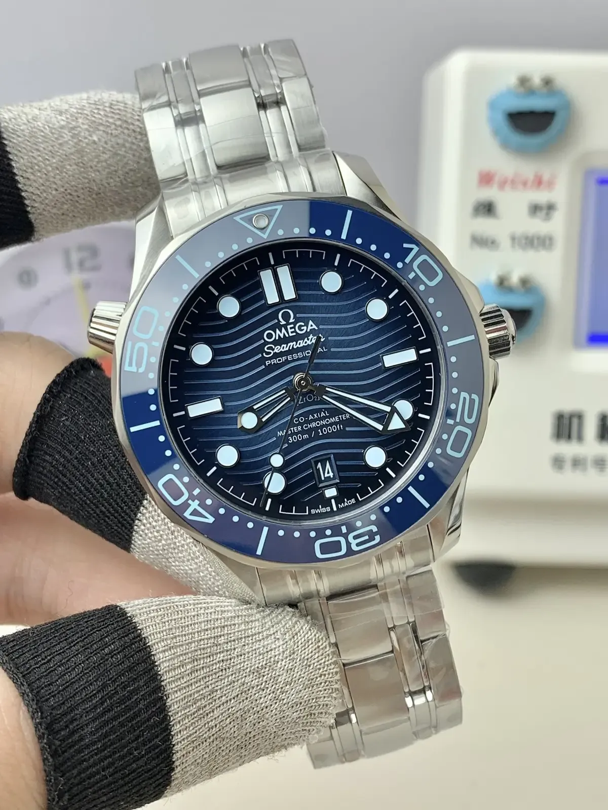 密底浮雕+渐变蓝盘，VS厂欧米茄海马300颜值杀疯了！